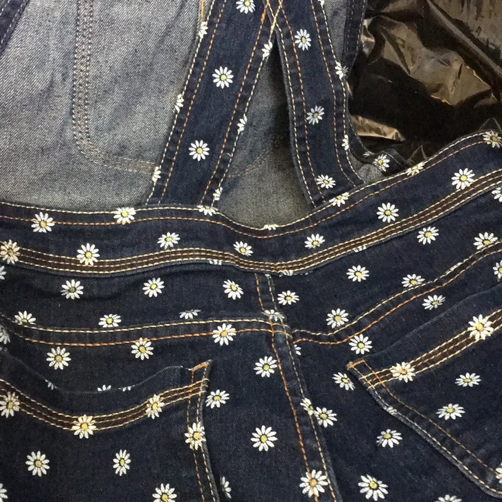 FINAL MARKDOWN Girl’s jordache overall style shorts large
